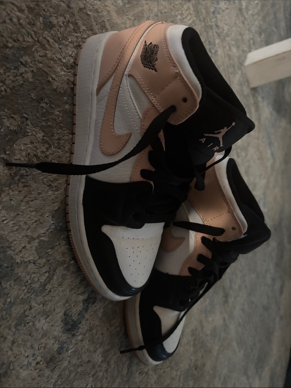 Jordan 1 Mid youth Sneakers - White, Black & Peach